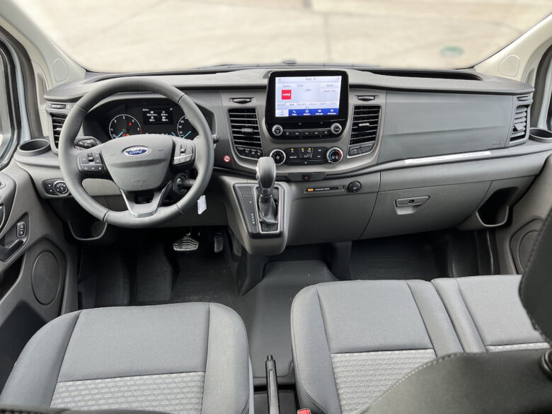 Das Innere des Ford Custom Mehrsitzers mit langem Radstand
