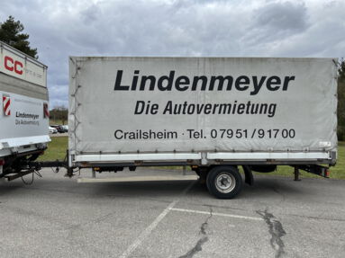 Pritschenanhaenger für LKW mit Plane von Lindenmeyer
