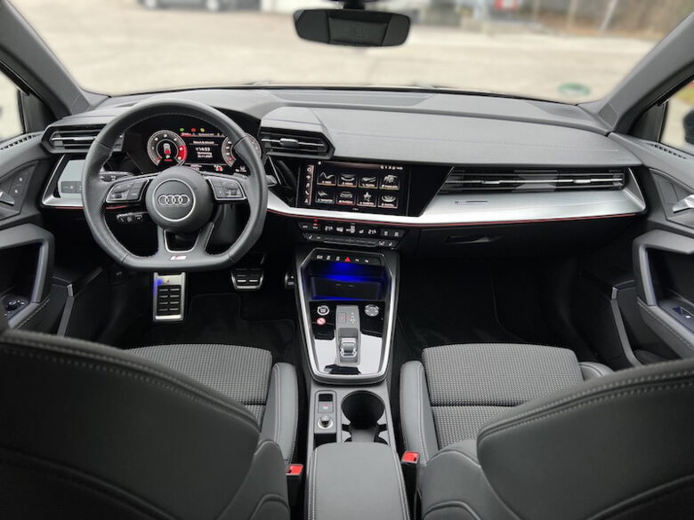 Fahrerraum des Audi A3 Sportback Compact Elite