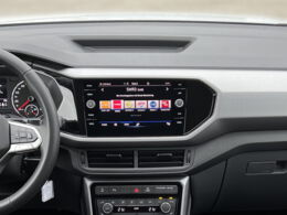 Cockpit und Radio des VW T-Cross Economy