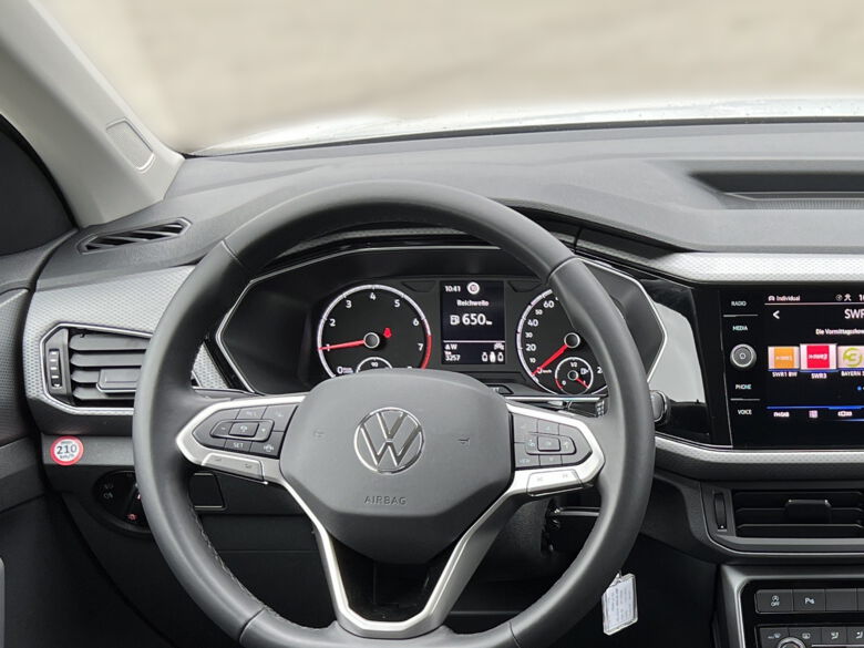Nahaufnahme des Lenkrads im Fahrerraum des VW T-Cross Economy
